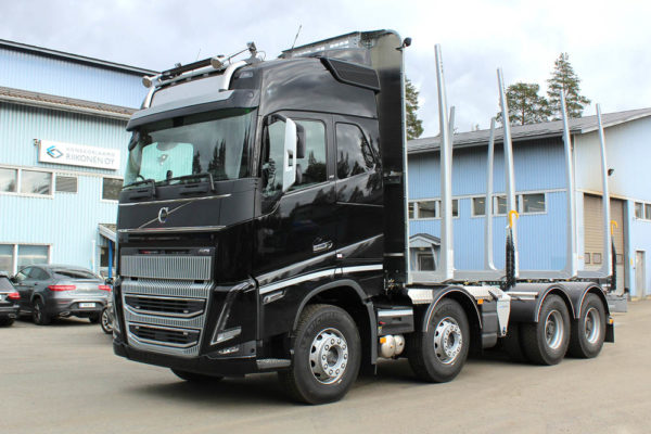 riiko-volvo-fh16-puutavara-auto